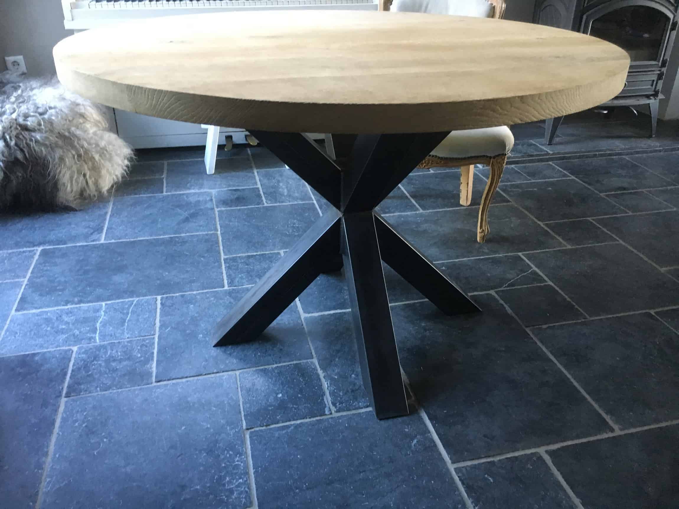 Ronde eiken tafel met spinpoot