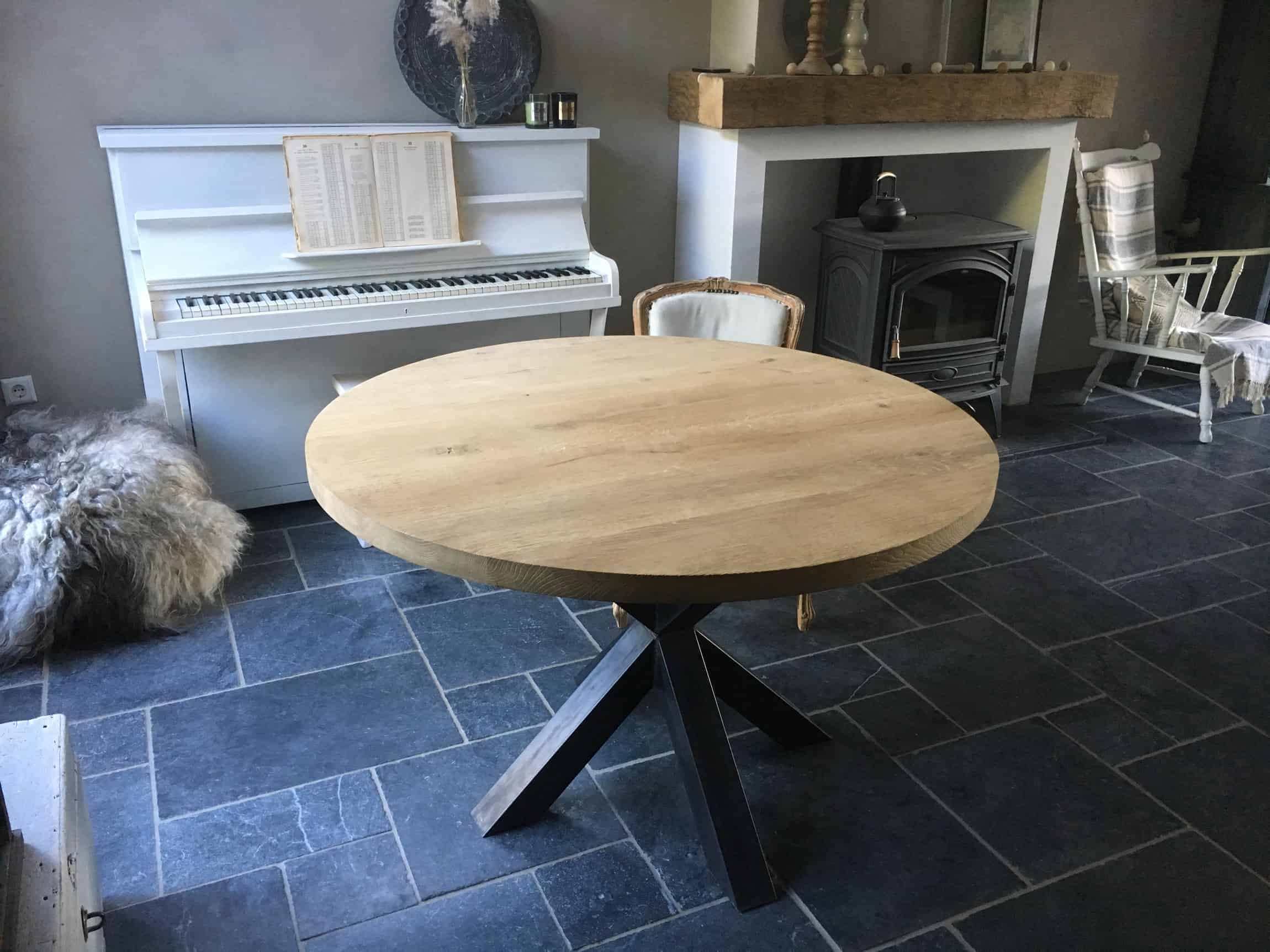 Ronde eiken tafel met spinpoot