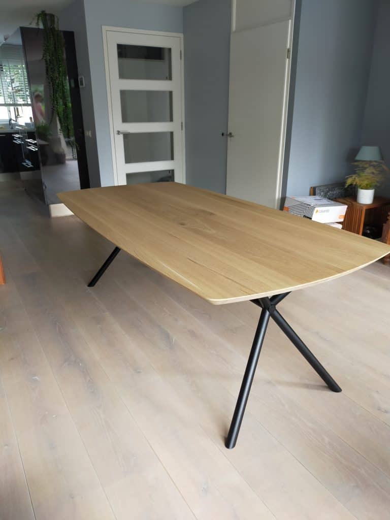 Deens ovale eiken tafel met Rex round onderstel. Afmeting: 220x110 cm. Behandeling: geschuurd en matte lak.