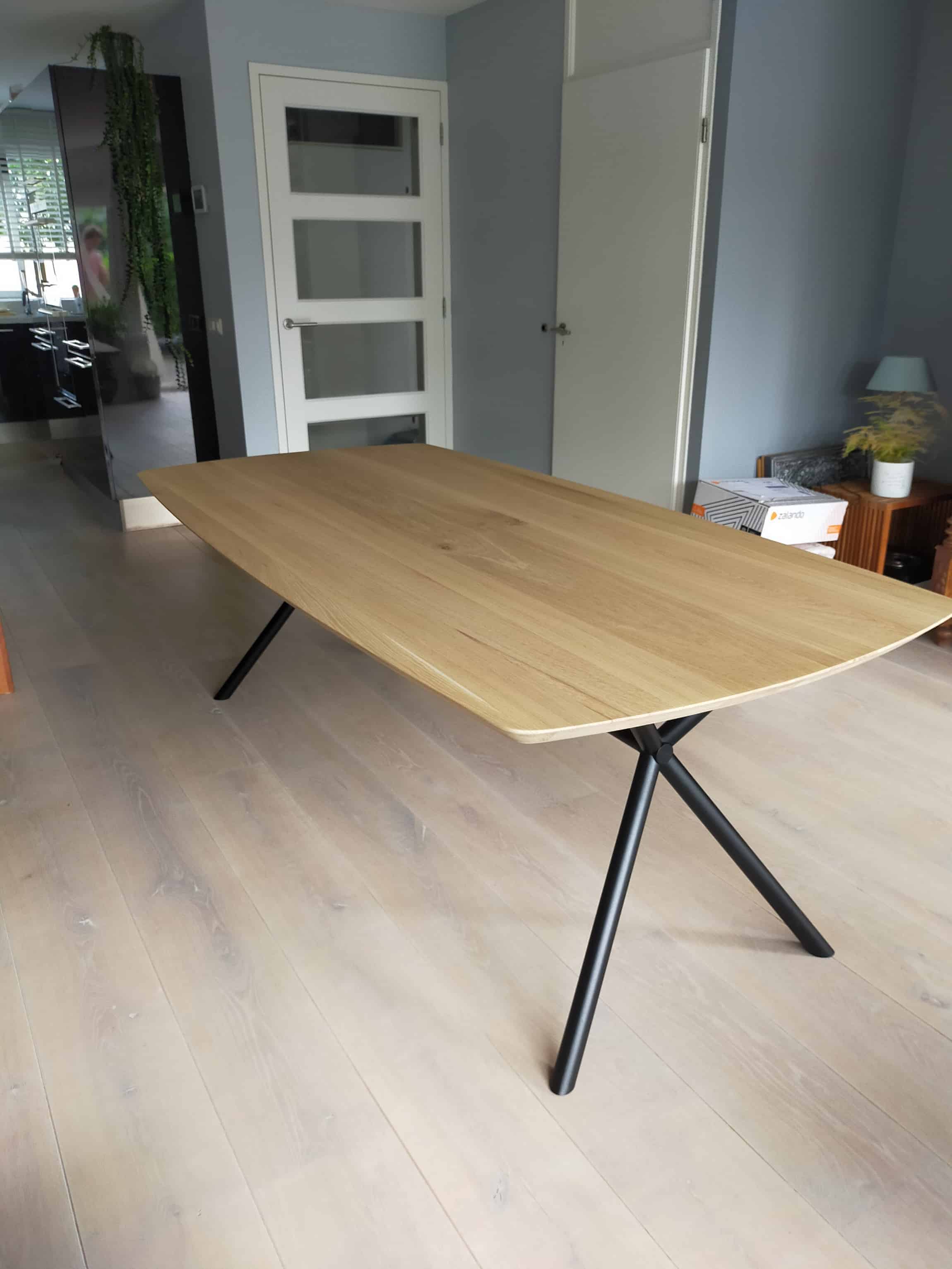 Deens ovale eiken tafel met Rex round onderstel. Afmeting: 220x110 cm. Behandeling: geschuurd en matte lak.