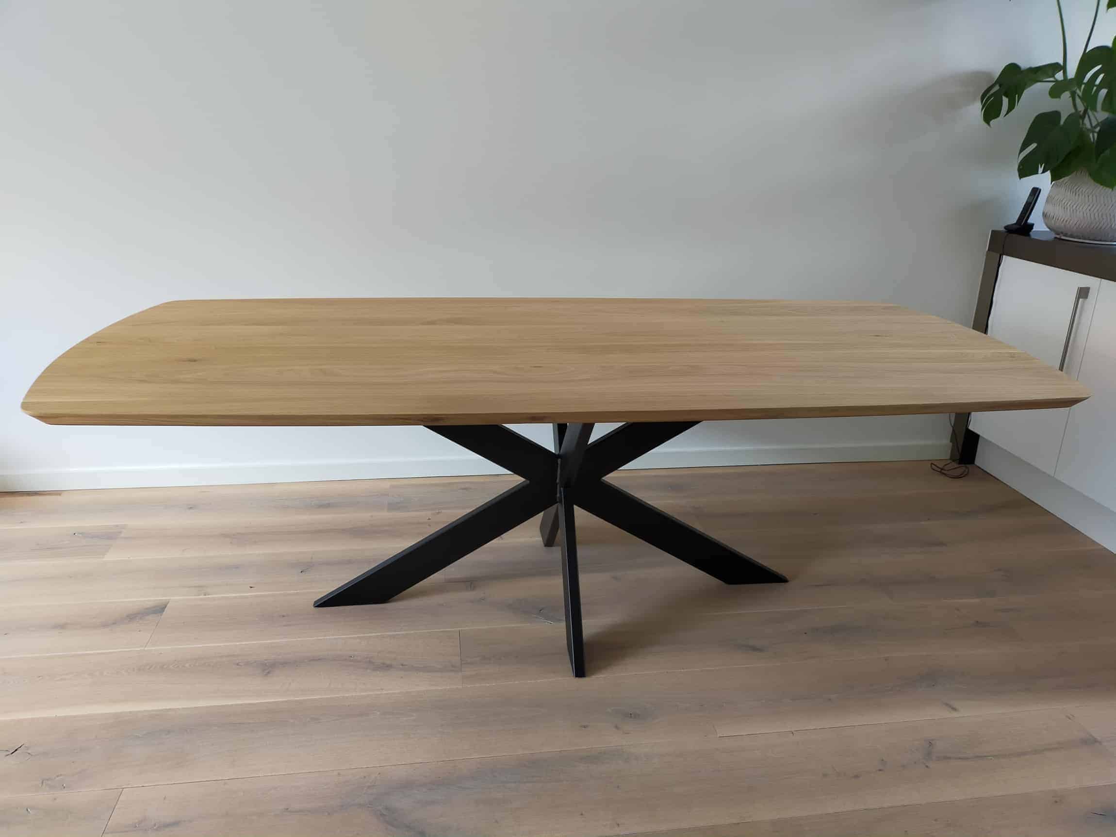 Deens ovale tafel met stalen matrix onderstel (koker10x3cm) zwart. Afwerking ultra matte lak.