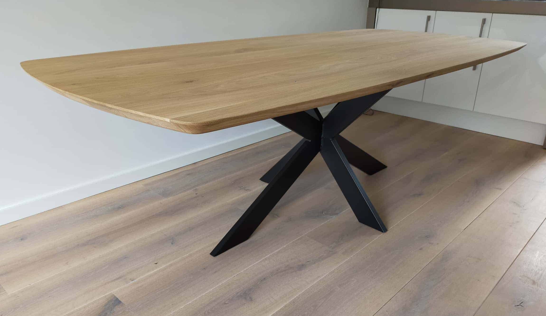 Deens ovale tafel met stalen matrix onderstel (koker10x3cm) zwart. Afwerking ultra matte lak.