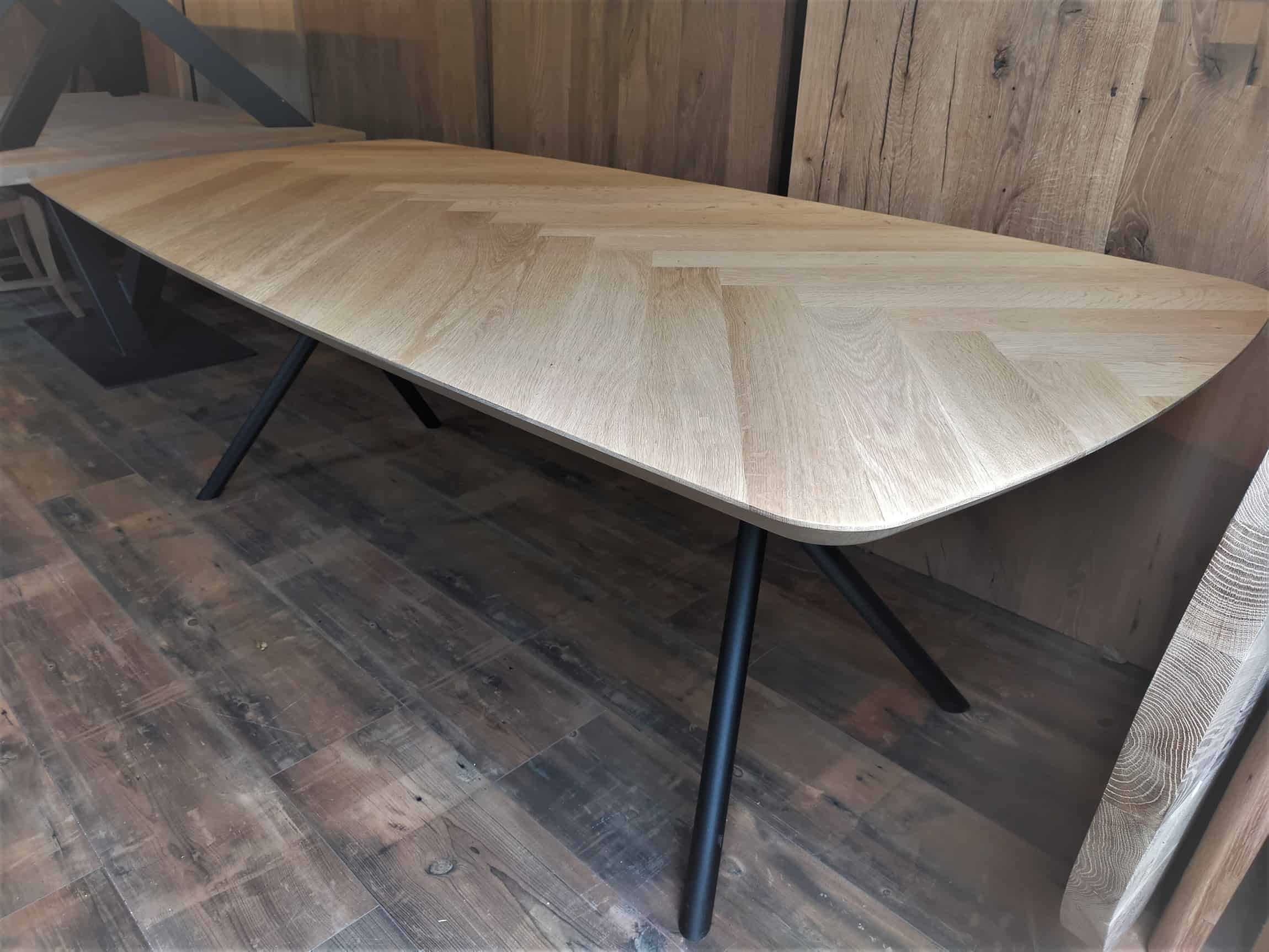 Deens ovale visgraat tafel met Rex round onderstel 240x110 cm afwerking ultra matte lak