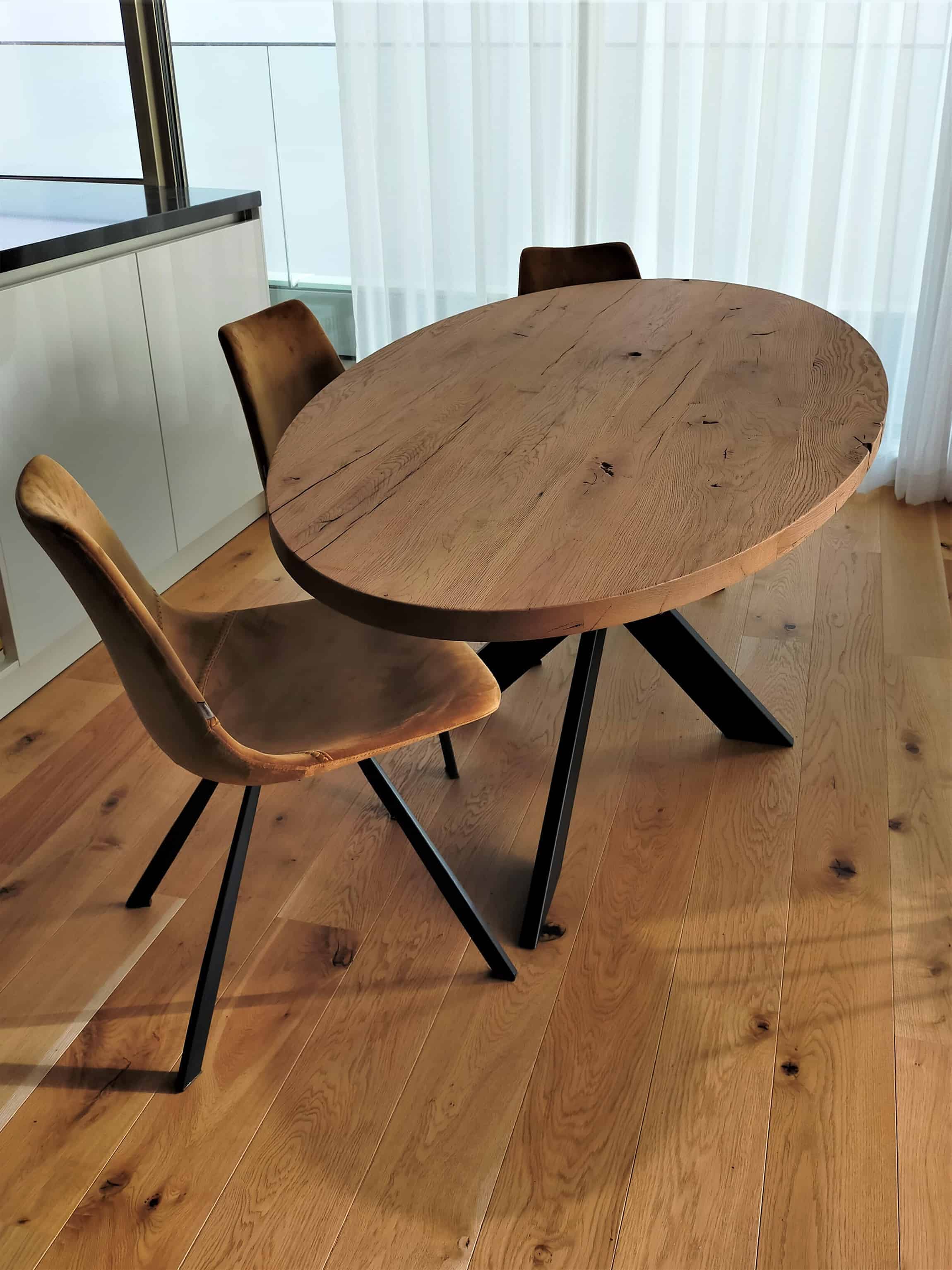 Ovale oud eiken tafel met matrix koker 10x3cm onderstel.