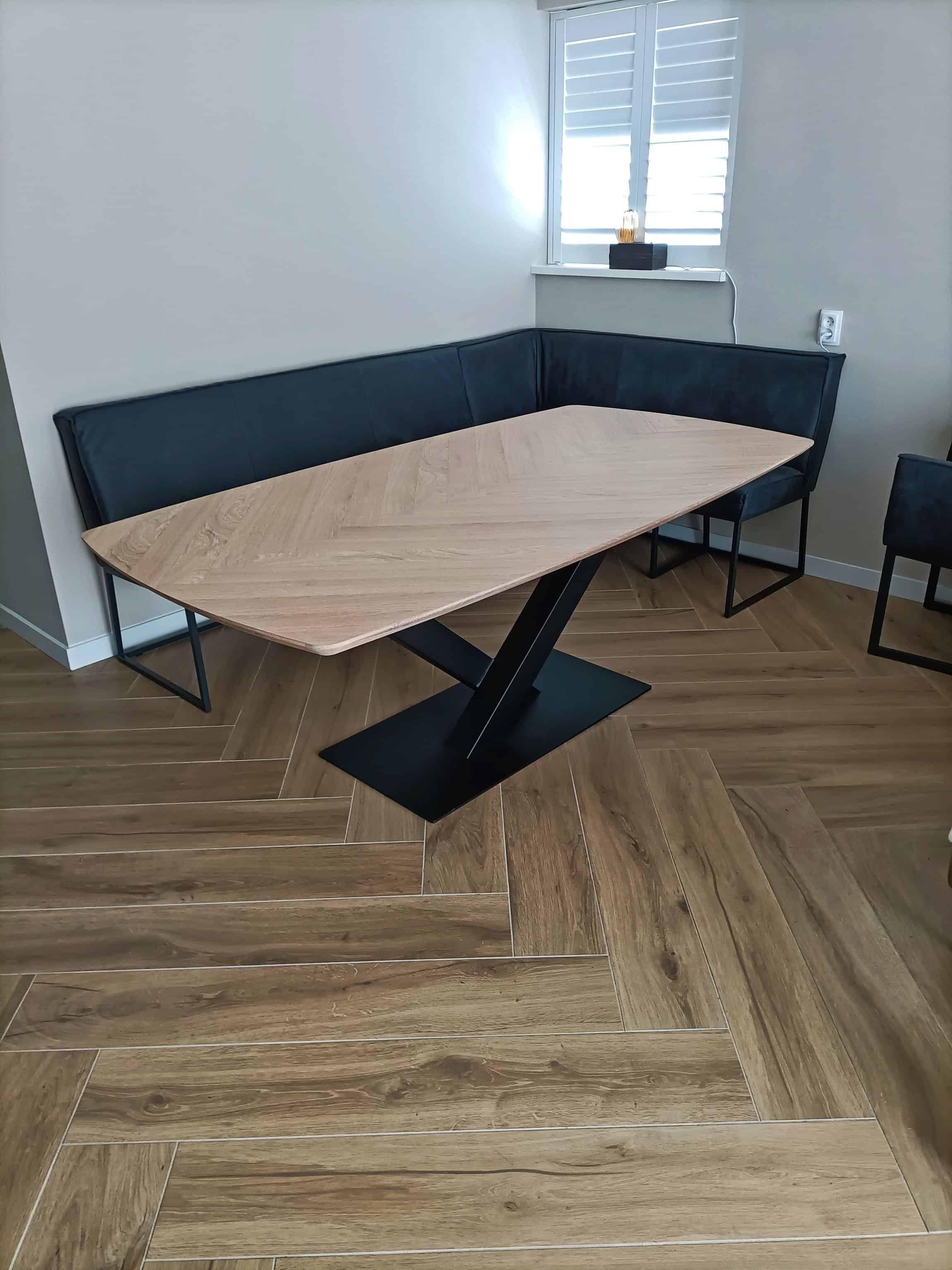 Deens ovale visgraat tafel 200x105 cm met stalen V-poot.
