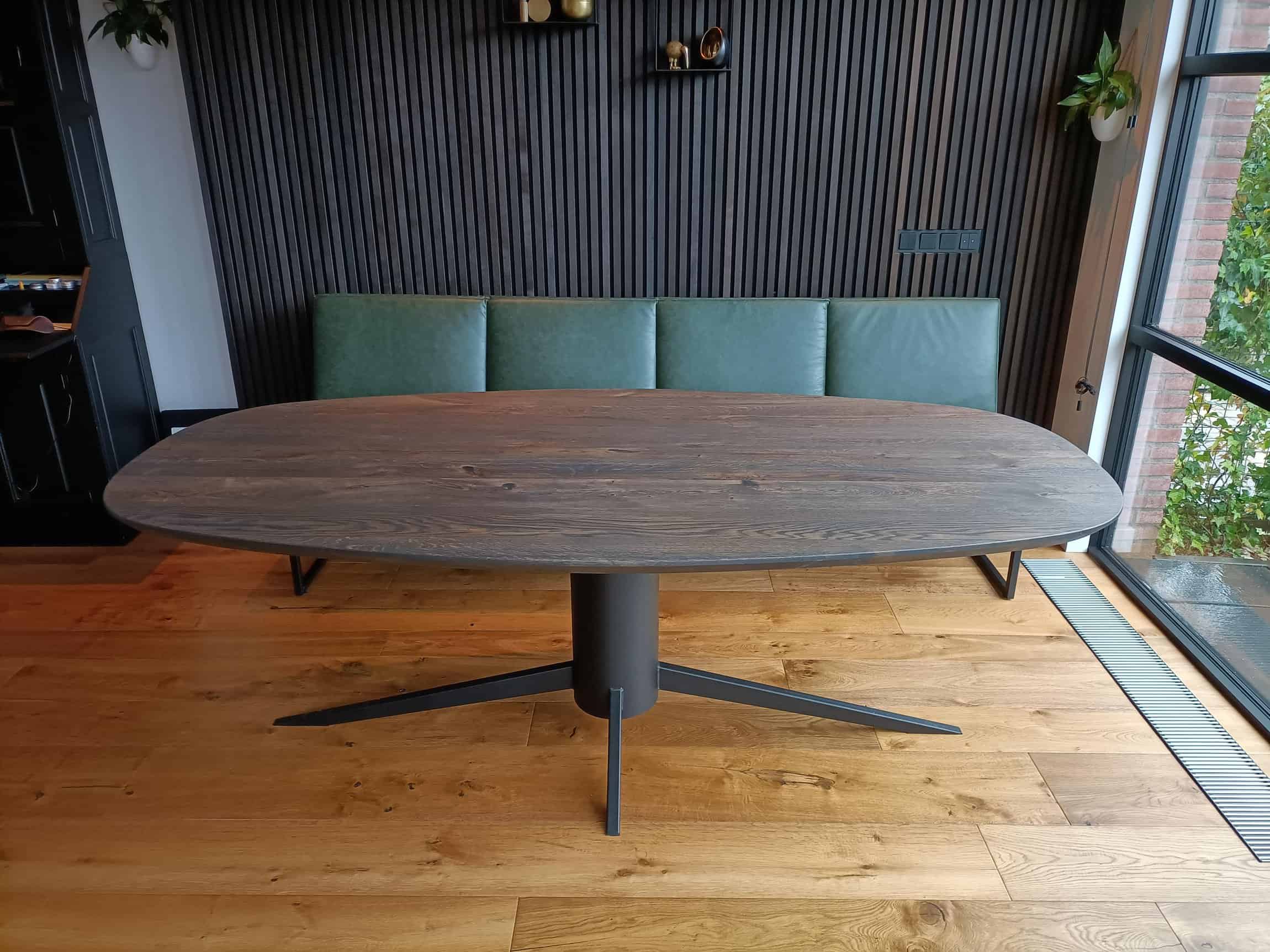 Deens ovale tafel met kolompoot