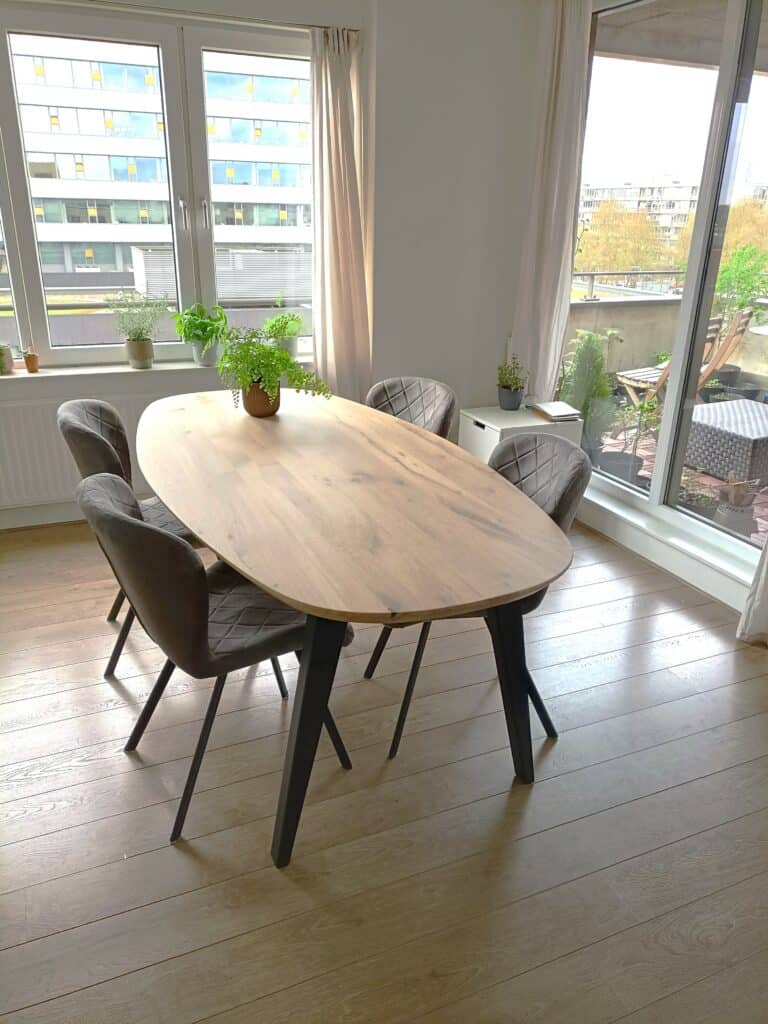 Deens ovale tafel 200x100cm. afwerking ultra matte 2K lak. poten Nr 11.