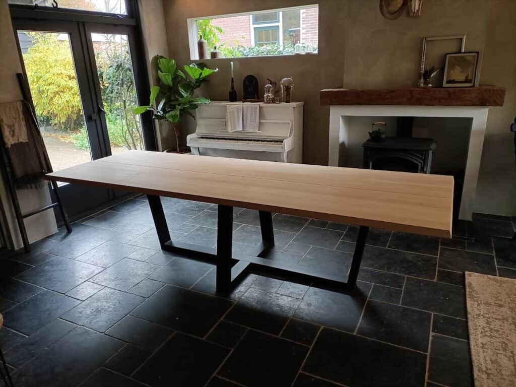 Eiken tafel met gedeeld blad en afgeschuinde kanten. Onderstel Nr 49.