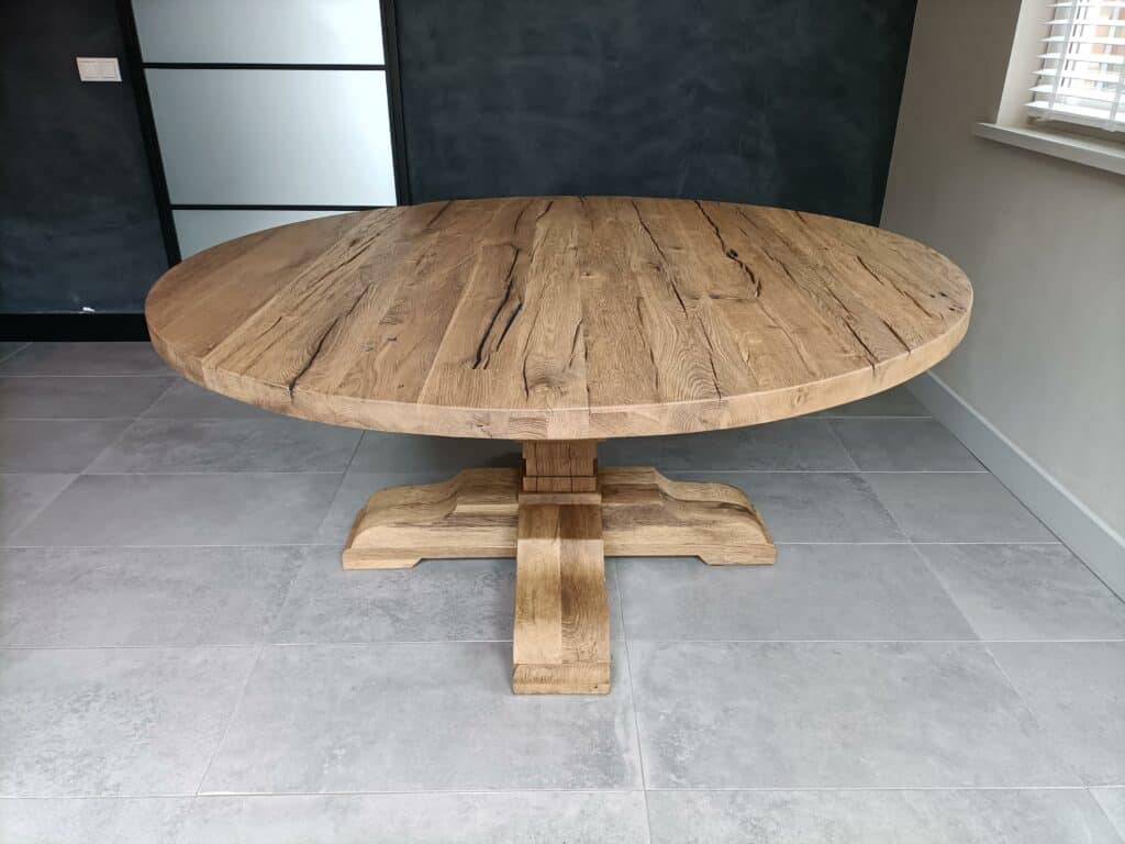 Gerookt oud eiken ronde tafel met kloosterpoot.