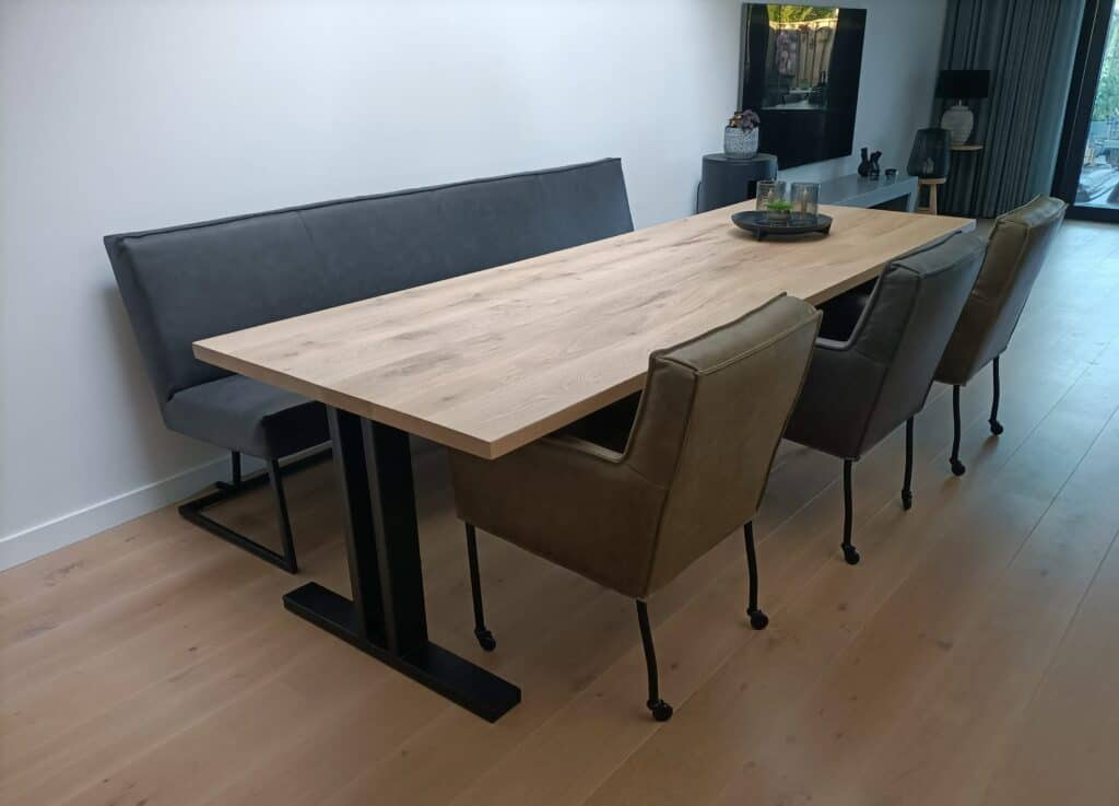 Eiken tafel met T-poten. Afwerking blad: ultra matte 2K lak.