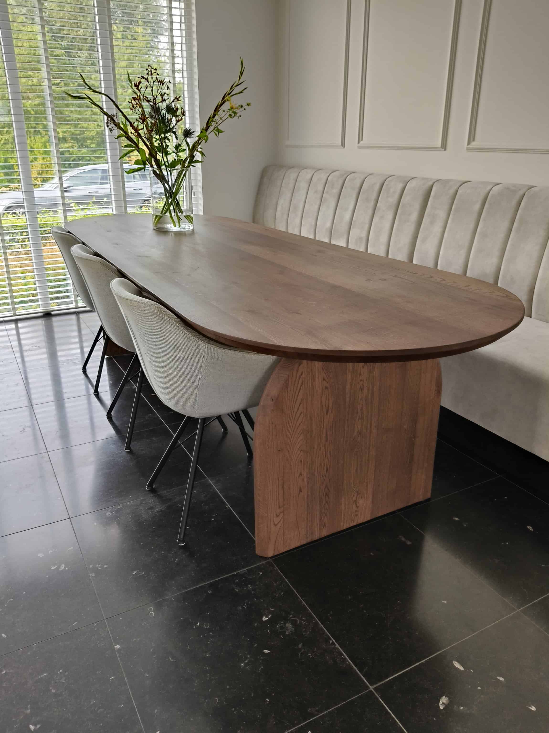 Plat ovale eiken tafel met half ovale poten. Afwerking Monocoat olie, kleur Chocolate