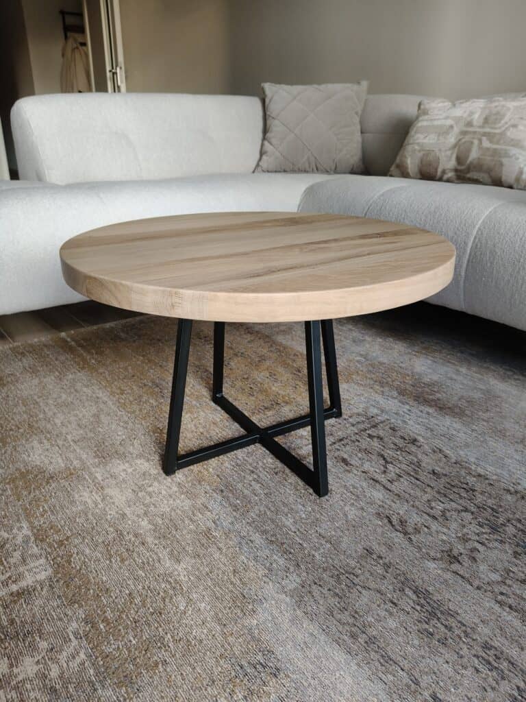 Ronde eiken salontafel met schuine vierpoot koker 2x2 cm