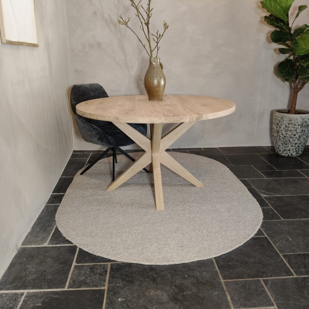 Ronde eiken tafel met spinpoot taps