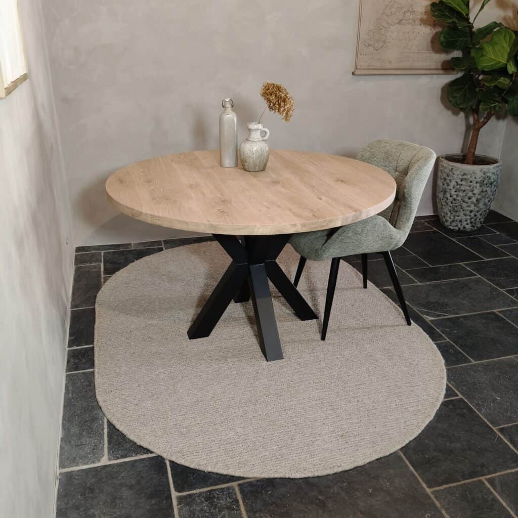 Ronde eiken tafel met spinpoot K8