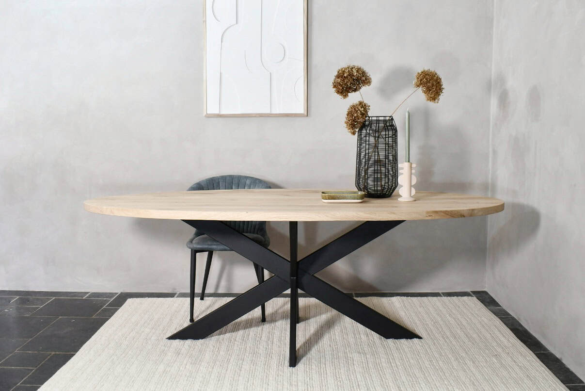 Ovale eiken tafel met platte Matrix onderstel