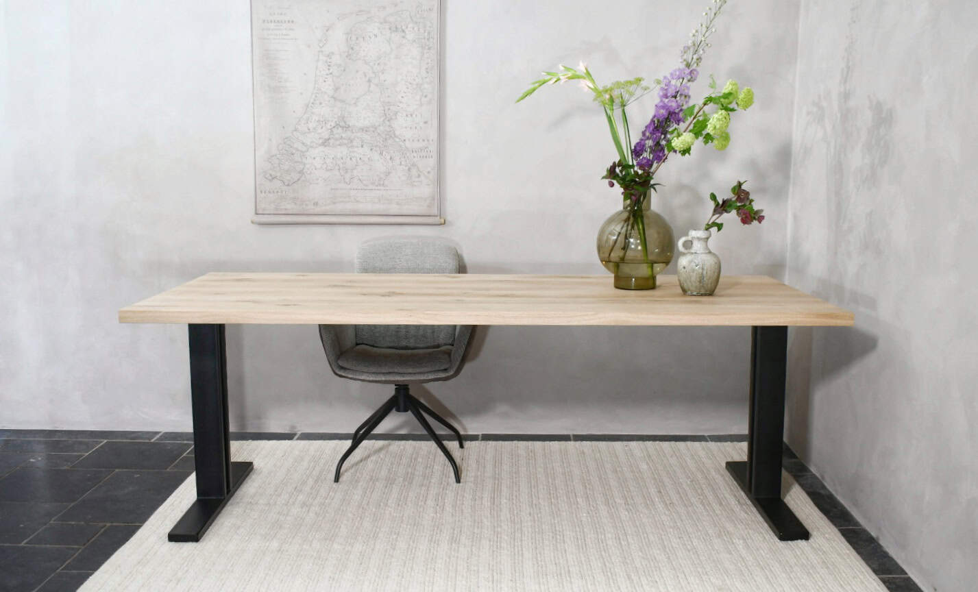 Rechte eiken tafel met T-poten