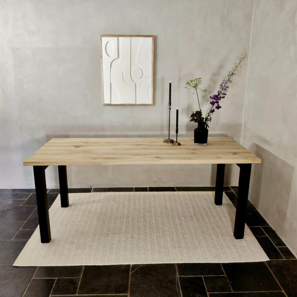 Eiken tafel met stalen N-poten