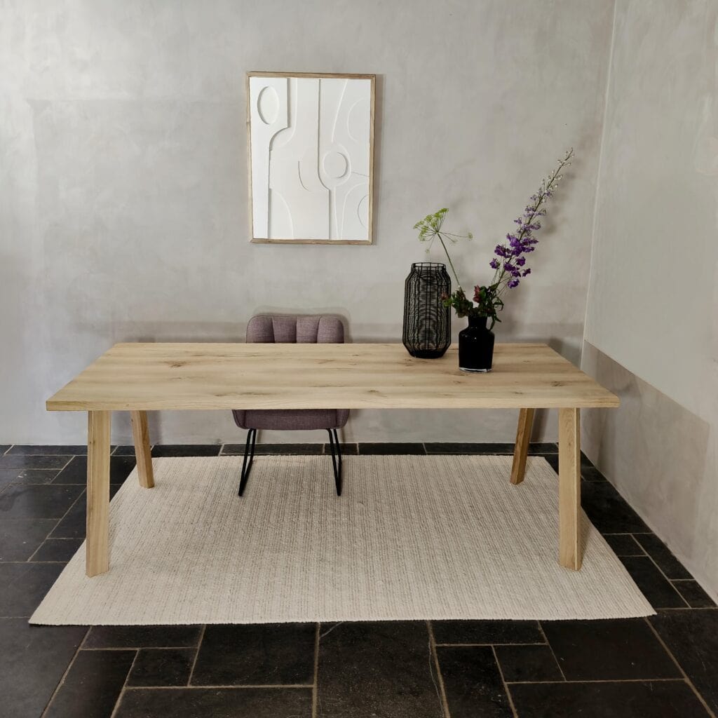Rechte eettafel met schuine eiken poten