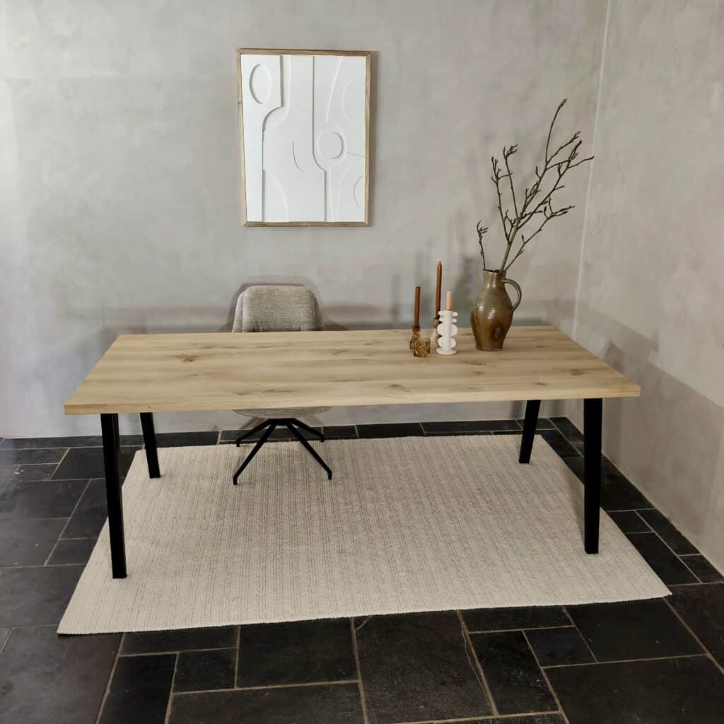 Rechte eiken tafel met tapse N-poten