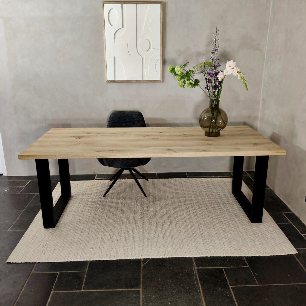 Rechte eiken tafel met platte U-poten