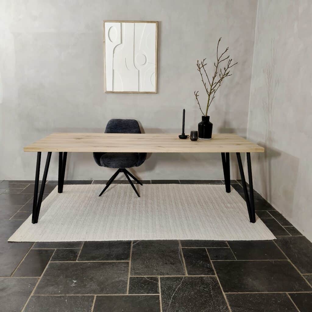 Rechte eiken tafel met schuine Twin poten