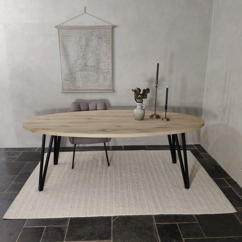 Ovale eiken tafel met schuine Twin poten
